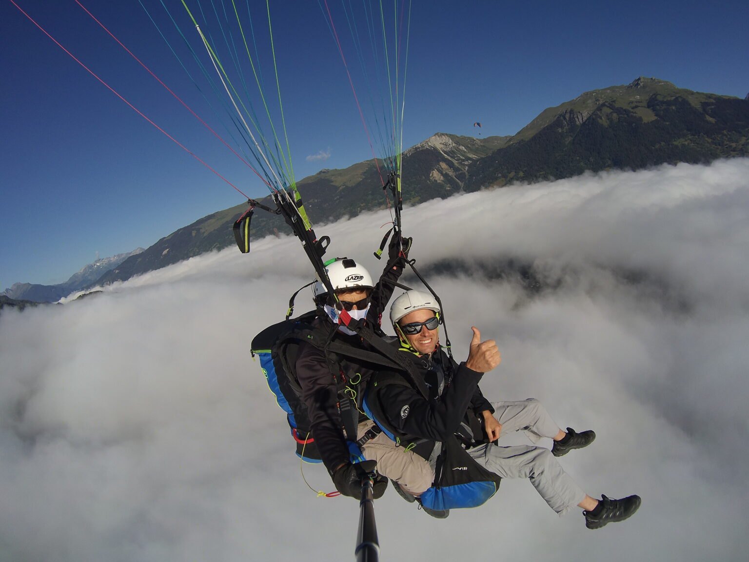 Parapente au-dessus d’une mer de nuages