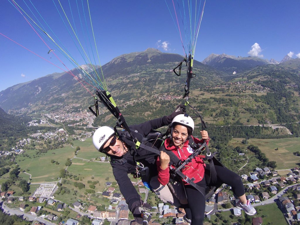 Passagère souriante en parapente biplace